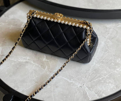 Chanel

with box 
🎁🎁🎁

230 dhs✅

Zain175
♥️♥️♥️
