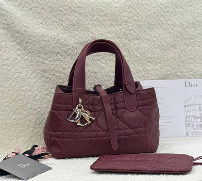 Dior 
Master🌺🌺
23Cm 

With Box
🎁🎁🎁

320 dhs✅

Zain131
♥️♥️♥️