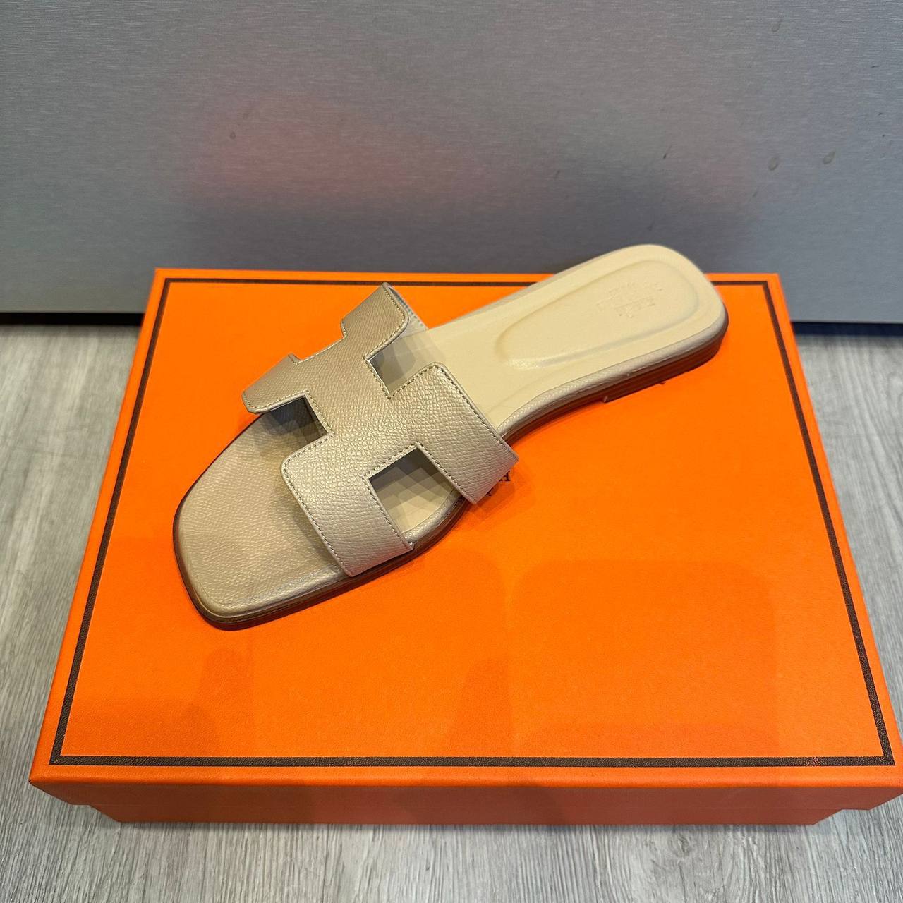 Hermes 

Size 36 to 42 
100 dhs✅

Zain183
♥️♥️♥️