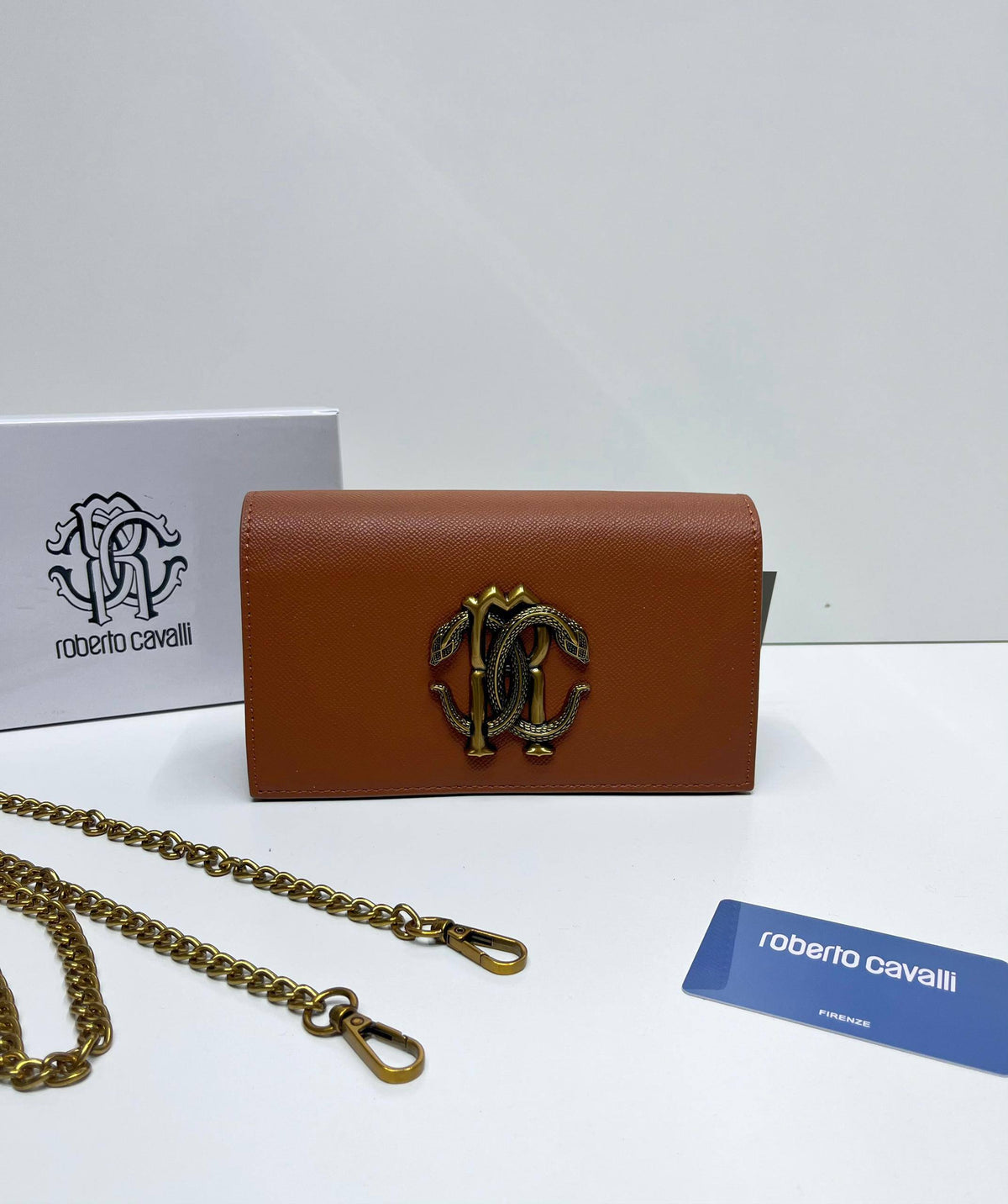 Roberto cavalli

with box

size 20×8×11cm
95 dhs🇦🇪🇦🇪

Zain213
♥️♥️♥️