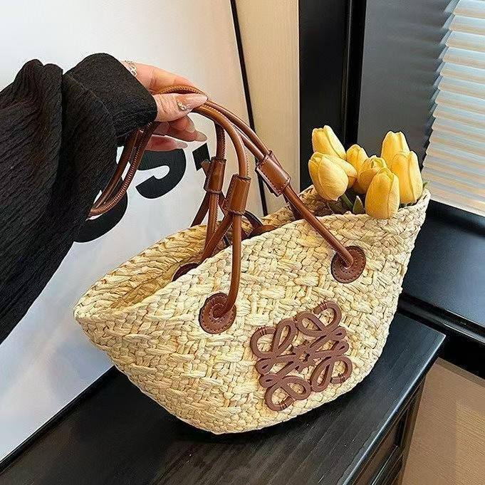 Loewe
36*20*12cm
60 dhs🪙🌹

Zain17
♥️♥️♥️