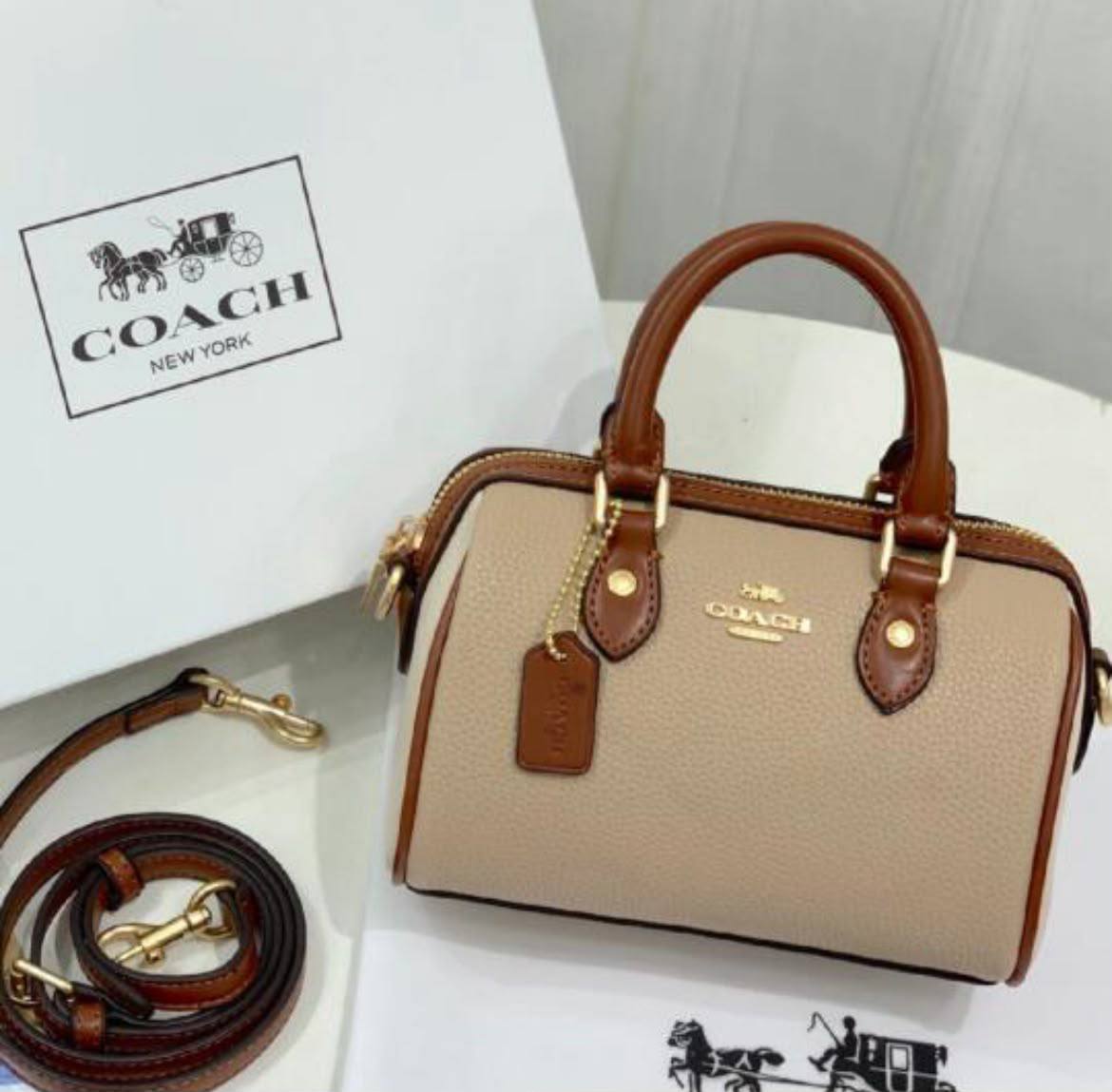 Coach

90 dhs🇦🇪🇦🇪

size：16cm
With the box

Zain35
♥️♥️♥️