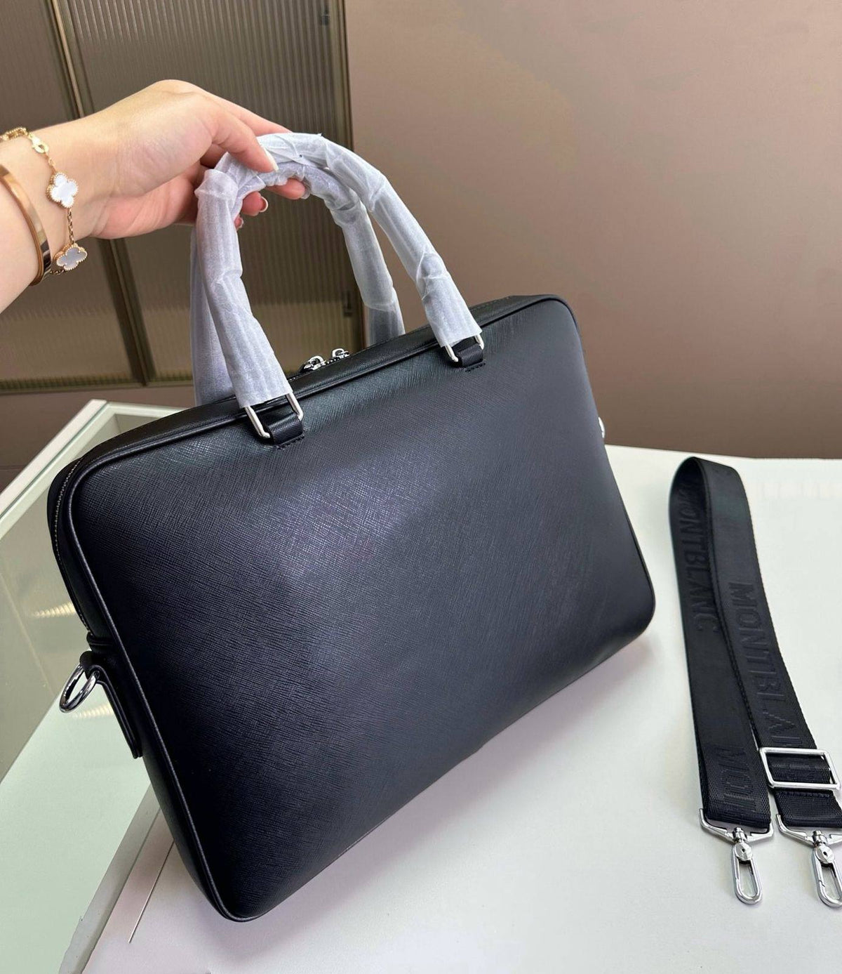Montblanc 
Laptop bag 

copy one 
new came 
265 dhs🇦🇪🇦🇪

Zain295
♥️♥️♥️