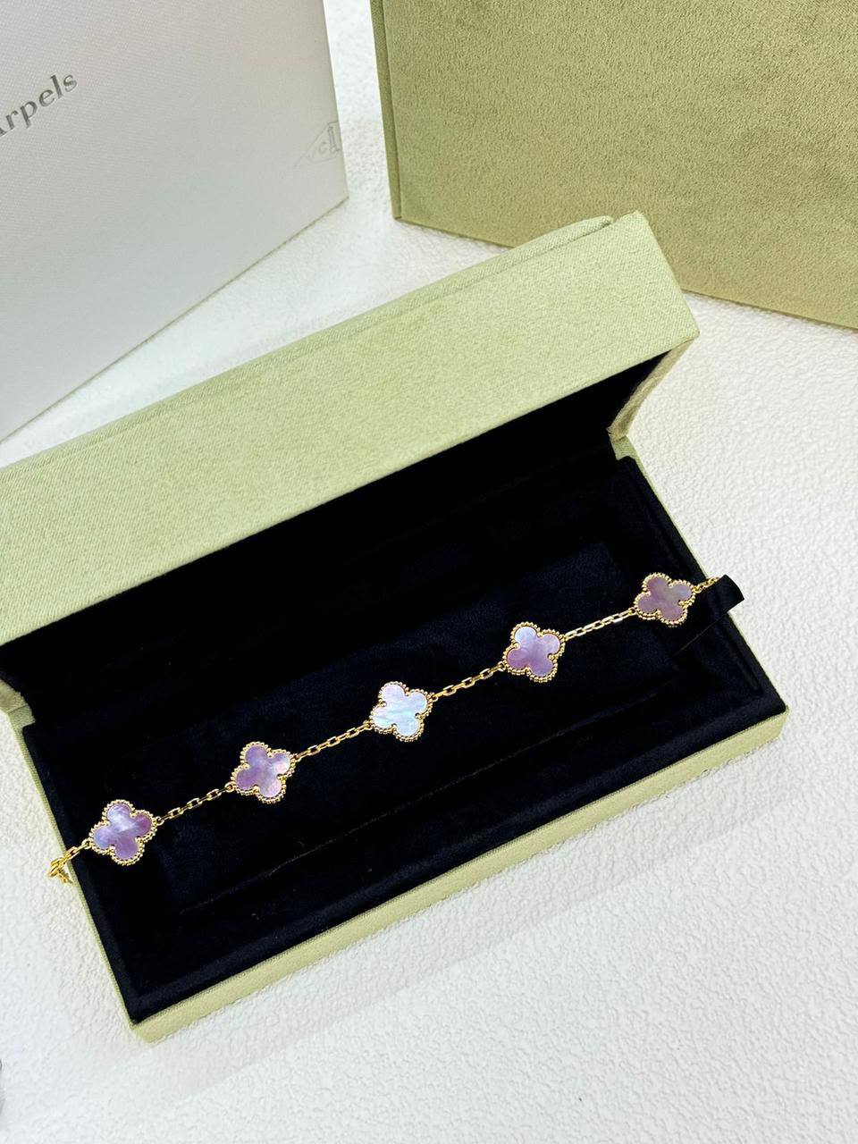 VCA 
Bracelet 🦋
Master quality 💯
With normal boxes 🗃️ 
75 dhs✅

With master box 📦 
120 dhs✅

Zain216
♥️♥️♥️