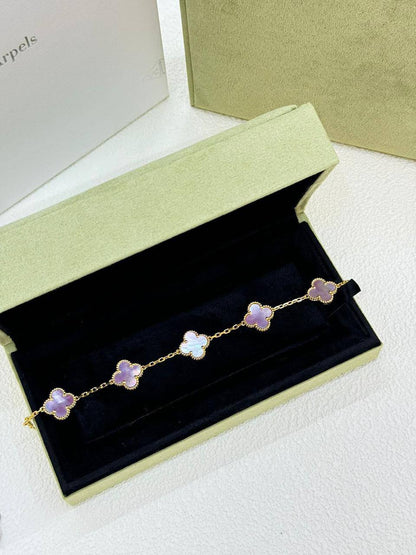 VCA 
Bracelet 🦋
Master quality 💯
With normal boxes 🗃️ 
75 dhs✅

With master box 📦 
120 dhs✅

Zain216
♥️♥️♥️