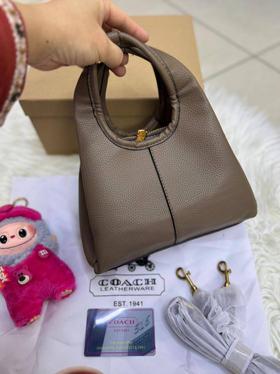 ❤️ Coach Lana
1⃣️ First quality +🎁
Size: 23 *16 cm
90 dhs🪙🌨️
with box🎁

Zain115
♥️♥️♥️
