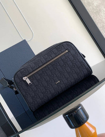 Men's Toiletery bag 
Master Quality
155 dhs❤️

Zain33
♥️♥️♥️