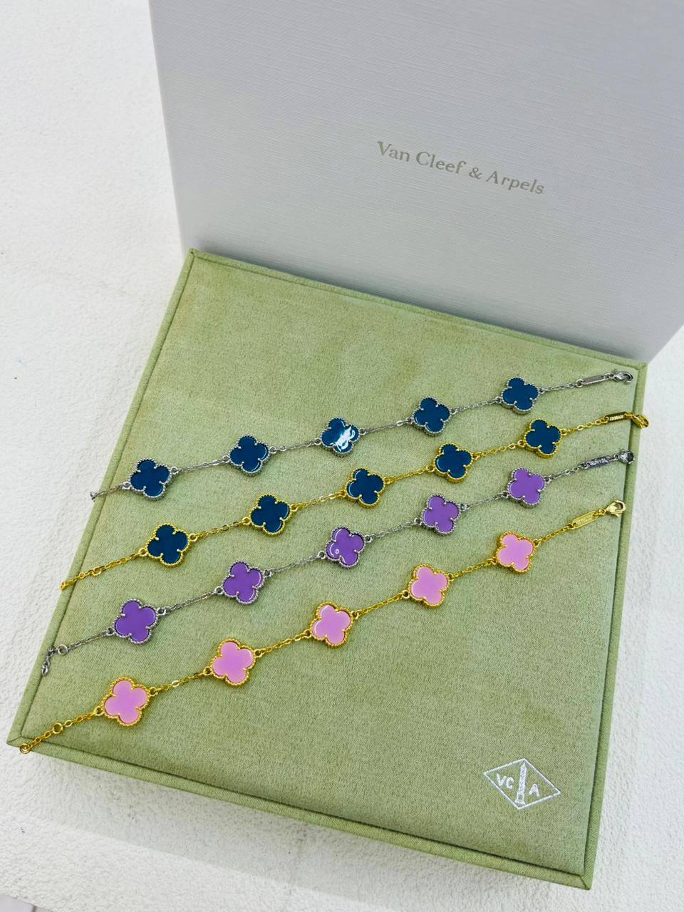 VCA❤️‍🔥*
Bracelet 🍁
Stainless Steel 💯
With black boxes 🗃️ 
20 dhs💓
With normal boxes 📦 
And paper bag🛍️
30 dhs💓

Zain216
♥️♥️♥️