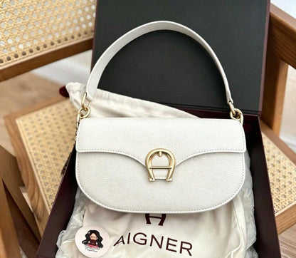 Aigner
100 dhs✅
with box
21.5/7/12

Zain07
♥️♥️♥️