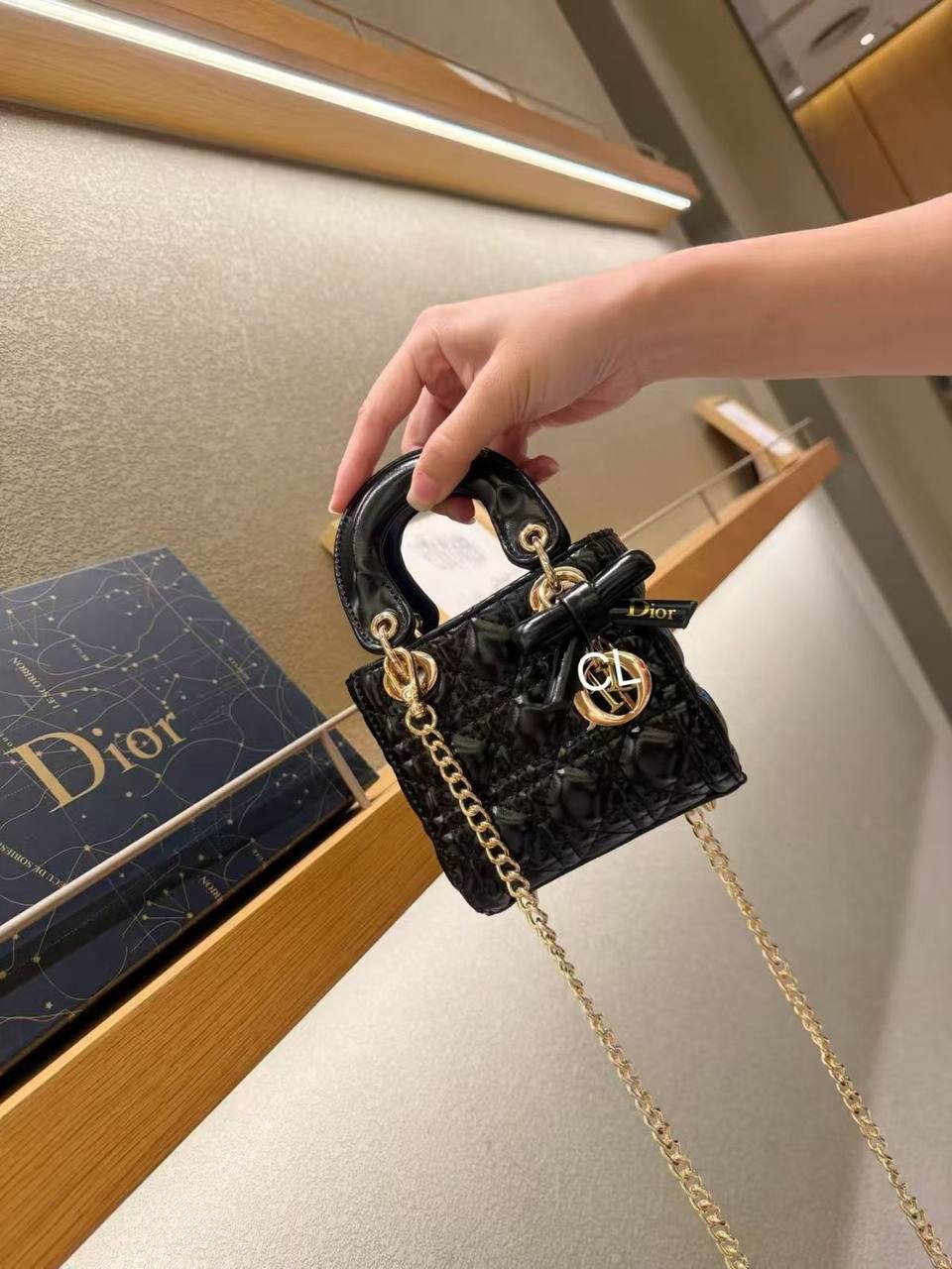 Dior
with box
130 dhs✅

Zain143
♥️♥️♥️