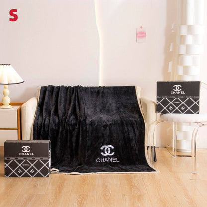 Blanket new came good quality single size 
40 dhs🪙🖤

Zain39
♥️♥️♥️