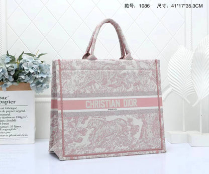 Dior

with box🎁🎁🎁

120 dhs🇦🇪
41cm

Zain143
♥️♥️♥️