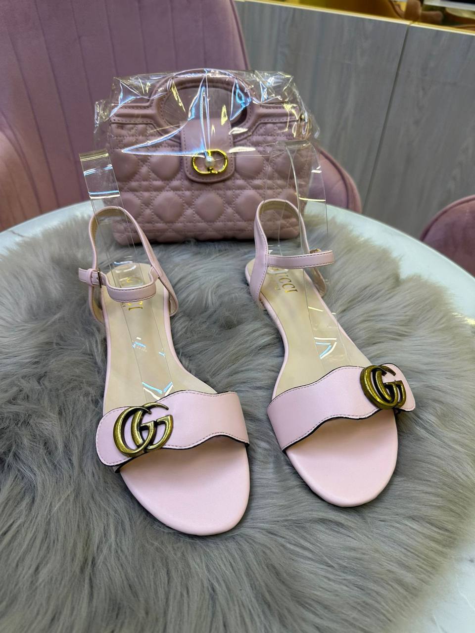 Gucci 

size 36 to 41

85 dhs🪙🌨️

Zain146
♥️♥️♥️