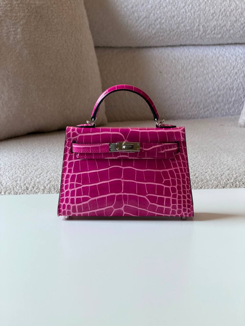 Hermes kelly croc 19cm💕master quality😍with box❤️
520 dhs💓

Zain52
♥️♥️♥️