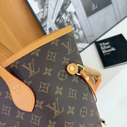 LV

90 dhs💓

43*33*29

with  box
🎁🎁🎁

Zain07
♥️♥️♥️