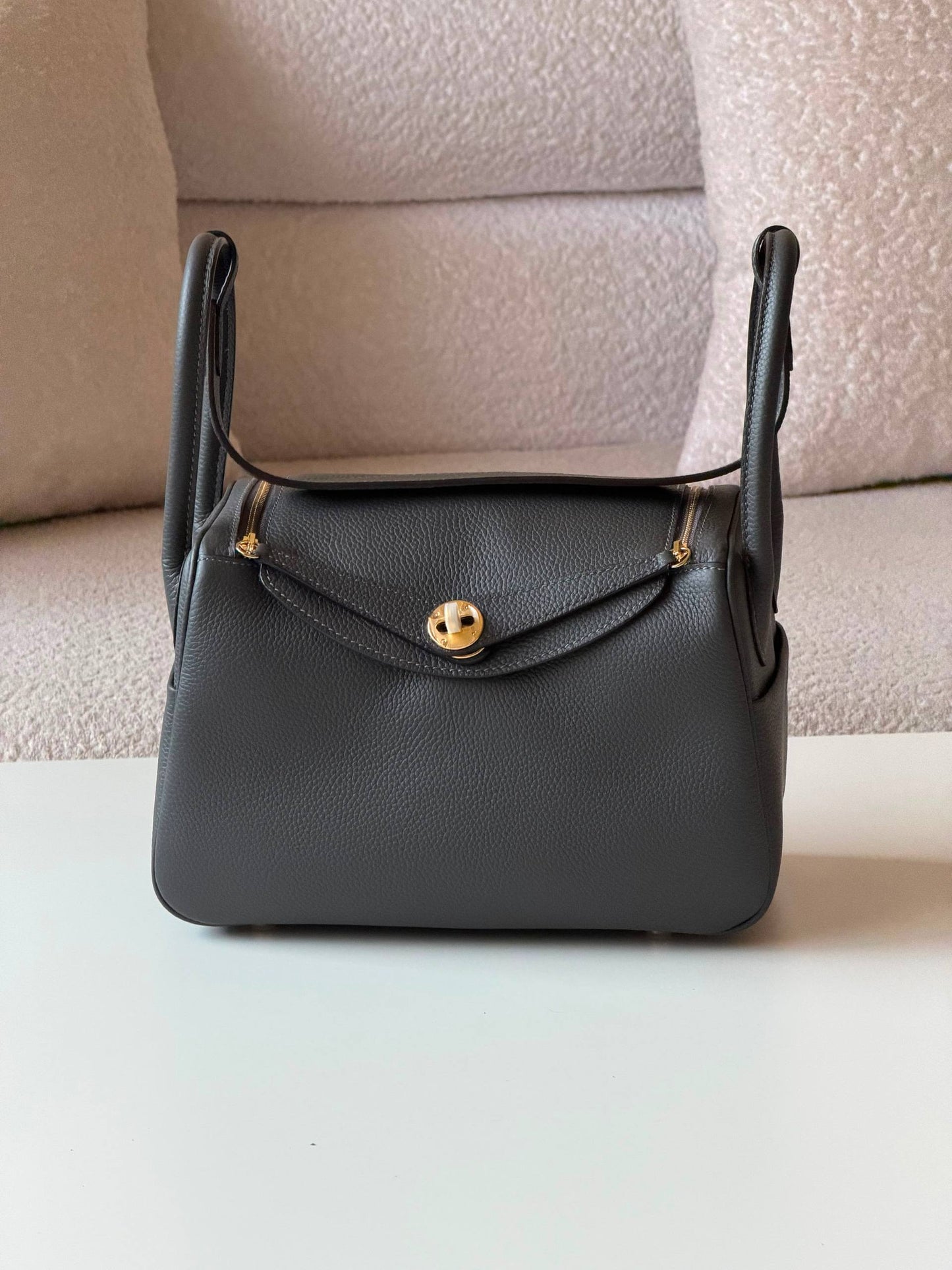 Hermes Lindy 26cm💕master quality😍with box❤️
390 dhs🇦🇪🇦🇪

Zain52
♥️♥️♥️