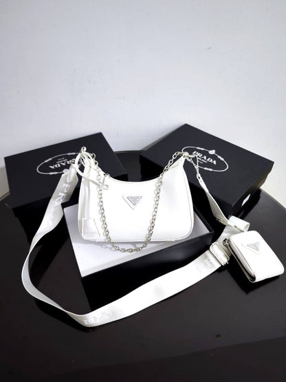 Prada
95 dhs🪙💕
high quality 

With box
🎁🎁🎁

Zain26
♥️♥️♥️