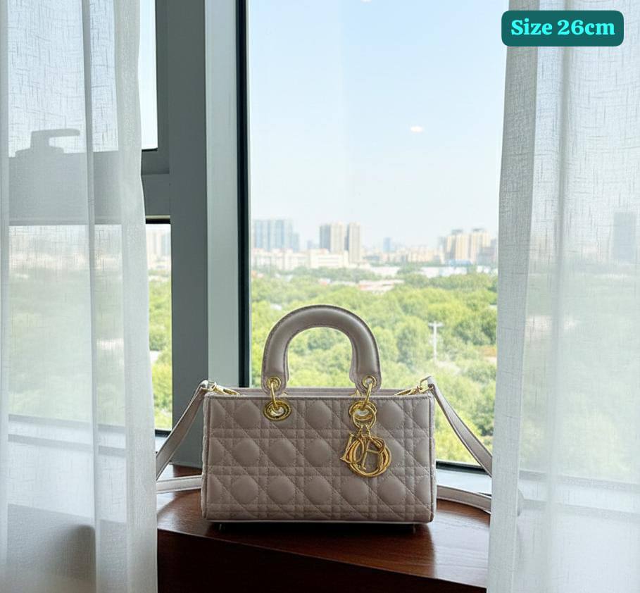 Dior
Good quality 
with box 🎁🎁🎁
120 dhs✅

Zain186
♥️♥️♥️