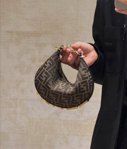 Fendi 
Size:20cm
With box
🎁🎁🎁

100 dhs🌺

Zain148
♥️♥️♥️