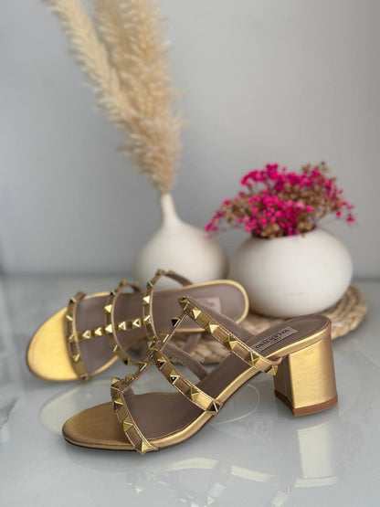 VALENTINO
*Vip quality*
*Size 36 to 41*
400 dhs✅

Zain113
♥️♥️♥️
