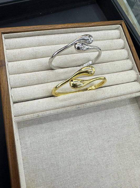 BOTTEGA ❤️‍🔥*
Bangle 🌸
Ring 💍 free size 
good quality 💯
With black boxes 🗃️ 
35 dhs❣️

Zain216
♥️♥️♥️