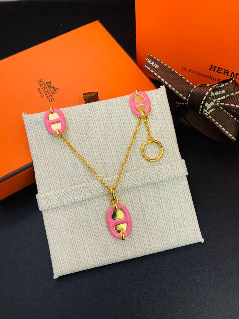Hermes Set 

NECKLACE EARRINGS

65 DHS🪙🌨️

Zain89
♥️♥️♥️
