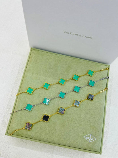 VCA❤️‍🔥*
Bracelet 🍁
Stainless Steel 💯
With black boxes 🗃️ 
20 dhs💓
With normal boxes 📦 
And paper bag🛍️
30 dhs💓

Zain216
♥️♥️♥️