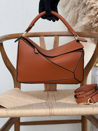 LOEWE
29cm
390 dhs🪙🌨️
Top quality 
With box🎁

Zain167
♥️♥️♥️