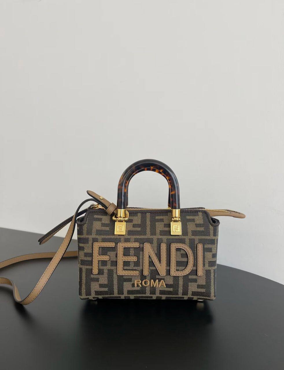 Fendi
95 dhs❣️
SIZE：20cm
Good-quality 

with box
🎁🎁🎁

Zain35
♥️♥️♥️