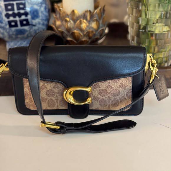 Coach 
Master❣️❣️
    Good Quality 
230 dhs✅

Zain131
♥️♥️♥️