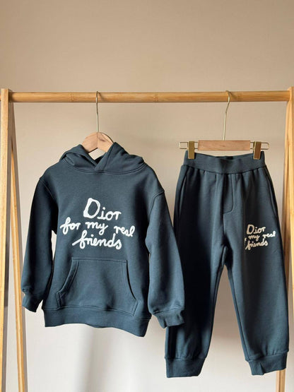 New collection{}
Brand : Dior 🔥
Super master quality 😍
Size:2/ 12years old
290 dhs🪙🌨️

Zain261
♥️♥️♥️