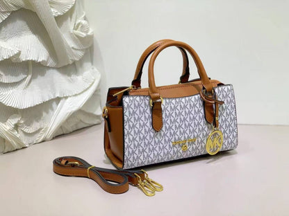 MK
95 dhs🇦🇪
size 23×8×13cm
With Box
🎁🎁🎁

Zain42
♥️♥️♥️
