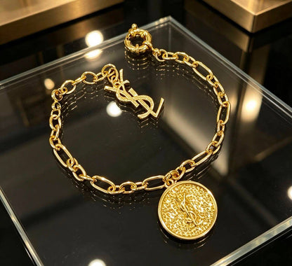 YSL 
Necklace 🦋
Earring✨
Bracelet 💥
Master quality 💯
With normal boxes 📦 
140 dhs🇦🇪🇦🇪

Zain216
♥️♥️♥️