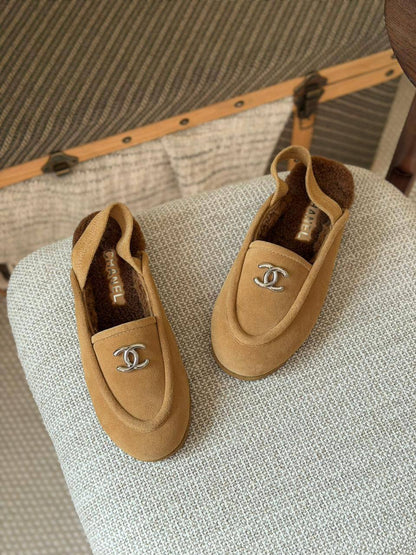 Chanel 
Size: 36 to 41
Super master quality 
480 dhs🪙💚

Zain198
♥️♥️♥️