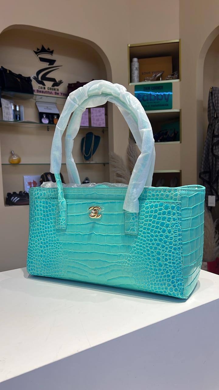 Chanel

350 dhs 

Zain114
♥️♥️♥️