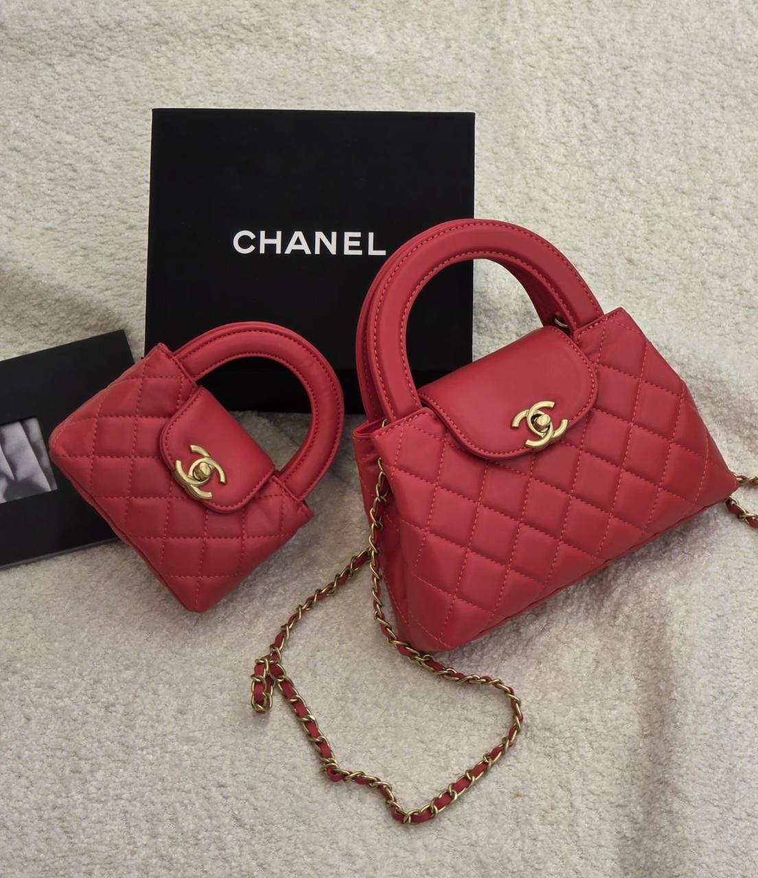 Chanel

 20Cm 
230 dhs🌺

 12Cm
170 dhs🌺

     WITH BOX
🎁🎁🎁

Zain131
♥️♥️♥️
