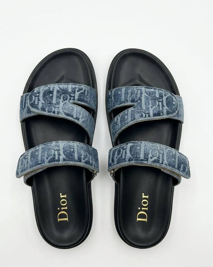 Slippers
Size 40 TO 45 
120 dhs✅

Zain183
♥️♥️♥️