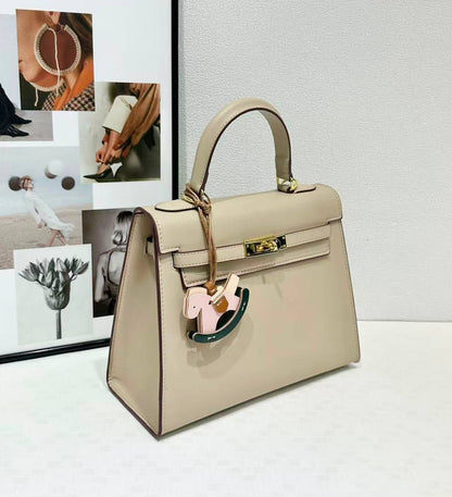 HERMES KELLY BIG SIZE NEW CAME GOOD QUALITY 
120 dhs🇦🇪🇦🇪
Size: 28cm

Zain295
♥️♥️♥️