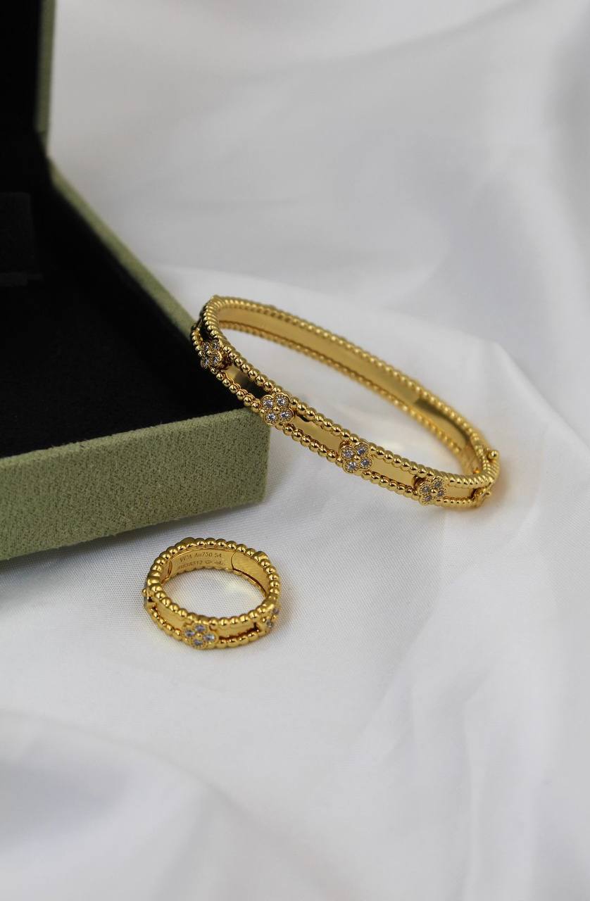 Van Cleef & Arpels* 
↗️ *#Super Master Quality*
Bangle available size 15,16,17,19
Ring available size 5,6,7,8,9
Gold , Silver & Chmpn Gold
With Normal Box
Bangle 170 dhs❤️
Ring 85 dhs❤️

With Original Box
Bangle 220 dhs❤️
Ring 150 dhs❤️

Zain106
♥️♥️♥️