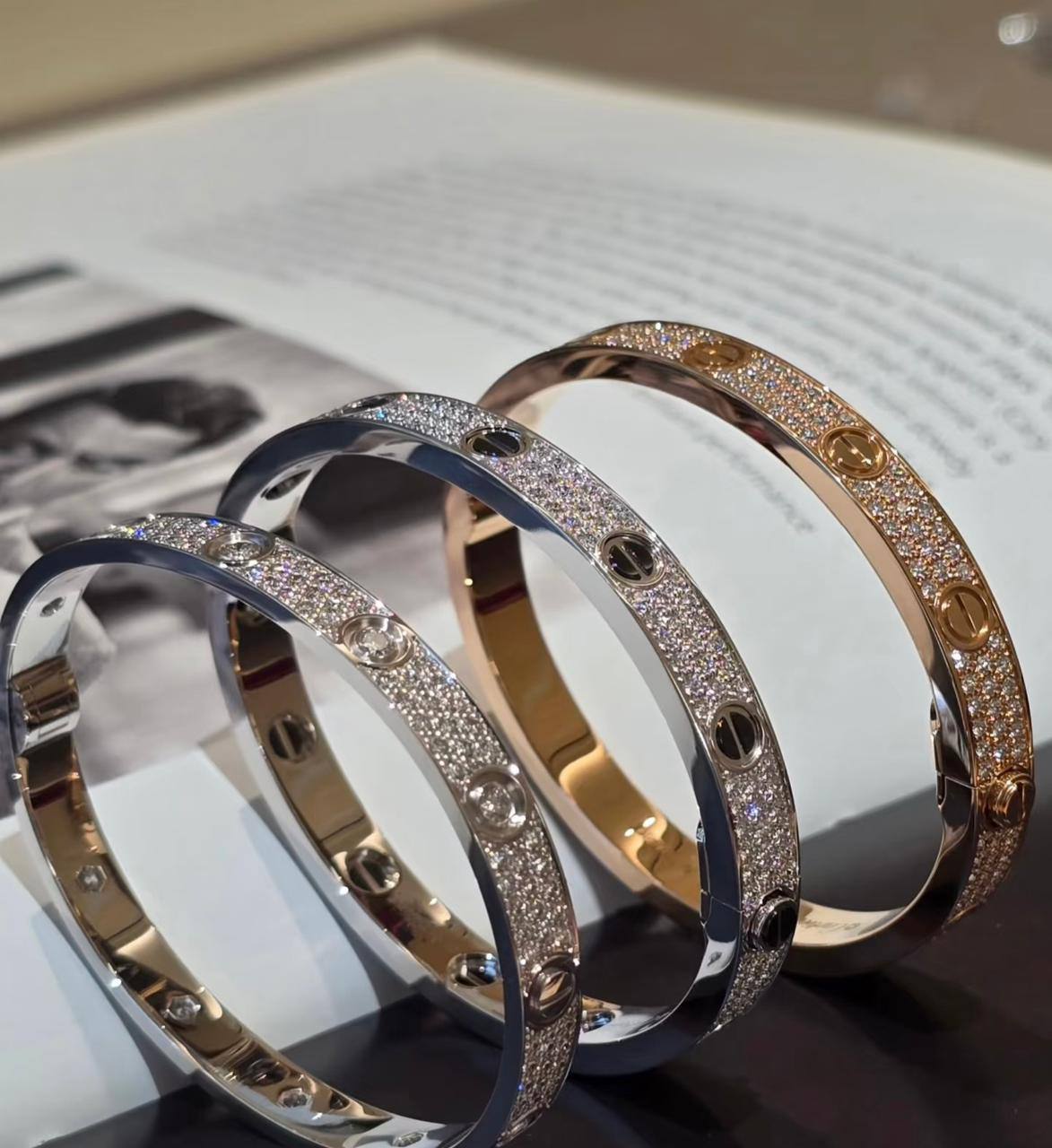 Cartier ❤️‍🔥*
Bangle 🐦‍🔥
Available size 👇
16,17,18,19
Master quality 💯
With normal boxes 🗃️ 
85 dhs✅
With master box 📦 
130 dhs✅

Zain216
♥️♥️♥️