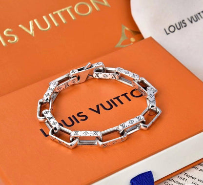 LV 
Master Bracelet 
90 dhs🪙🌨️

Zain32
♥️♥️♥️