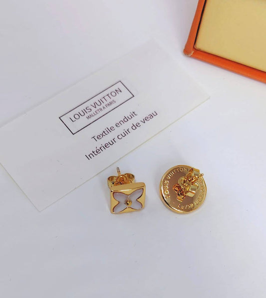 LV set 🦋
Necklace 
Earrings 
Bracelet 
*Master Quality* 💕

*150* AED normal box 📦

Zain48
♥️♥️♥️