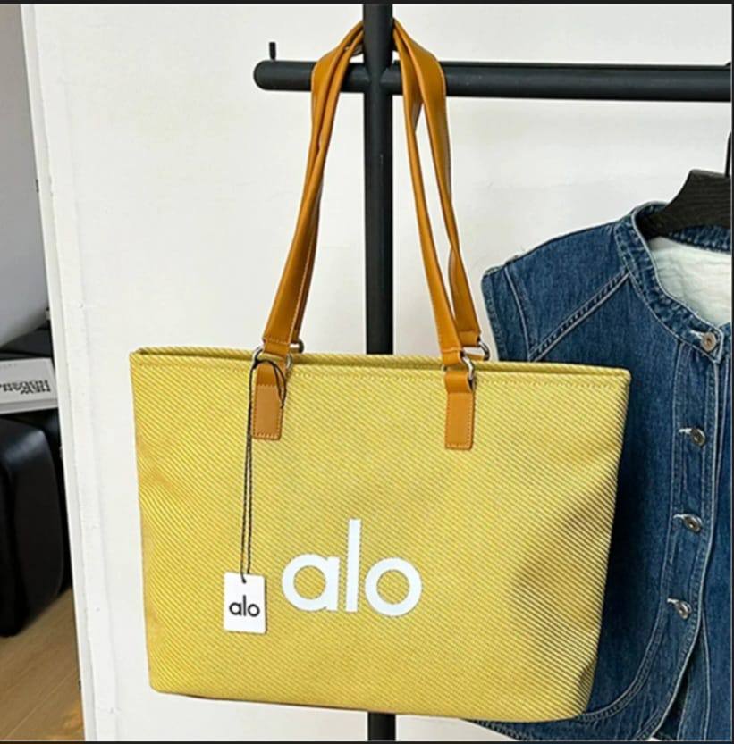 Alo
Tote bag 
95 dhs✅
Size 45cm 🌹🌹👈🤌

Zain161
♥️♥️♥️