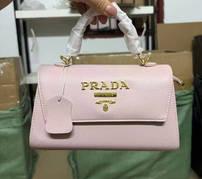 Prada
High quality
With box 
110 dhs🇦🇪🇦🇪

Zain136
♥️♥️♥️