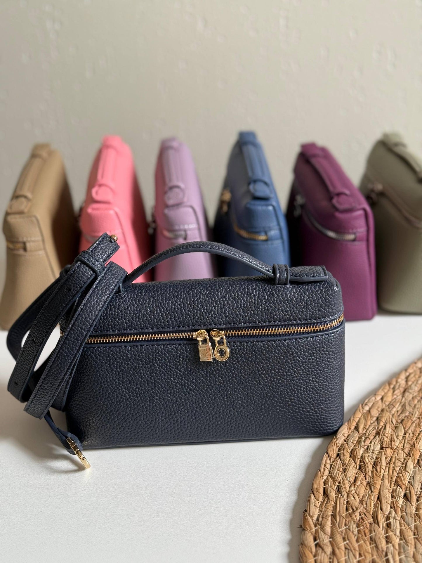 LORO PIANA
19cm
320 dhs❣️
Top quality 
With box🎁

Zain167
♥️♥️♥️