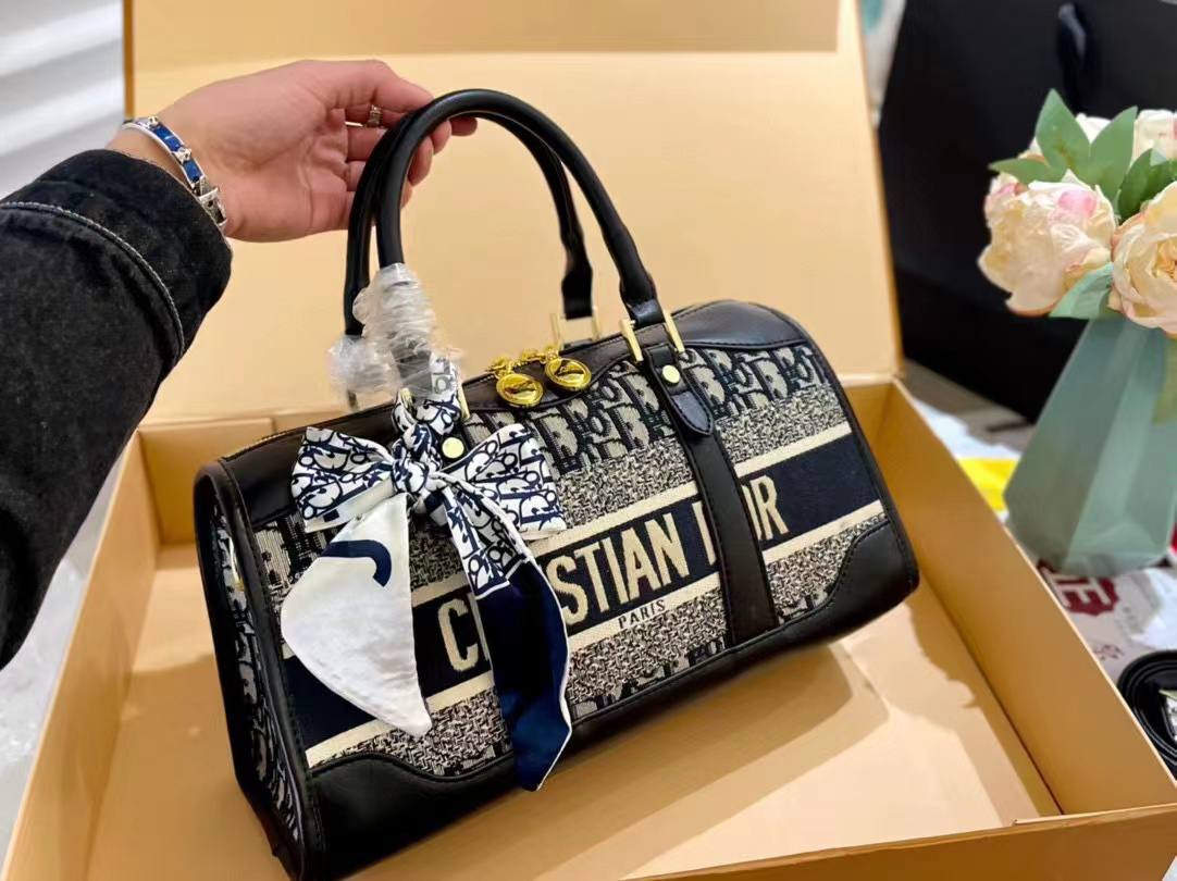 Dior 
115 dhs❣️

Zain157
♥️♥️♥️