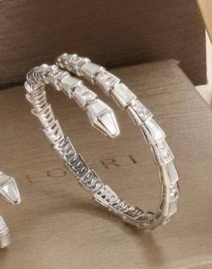 BVLGARI ❤️‍🔥*
Bangle 🌊
Master quality 💯
With normal boxes 📦 
120 dhs🪙🌨️
With master box 🗃️ 
150 dhs🪙🌨️

Zain216
♥️♥️♥️