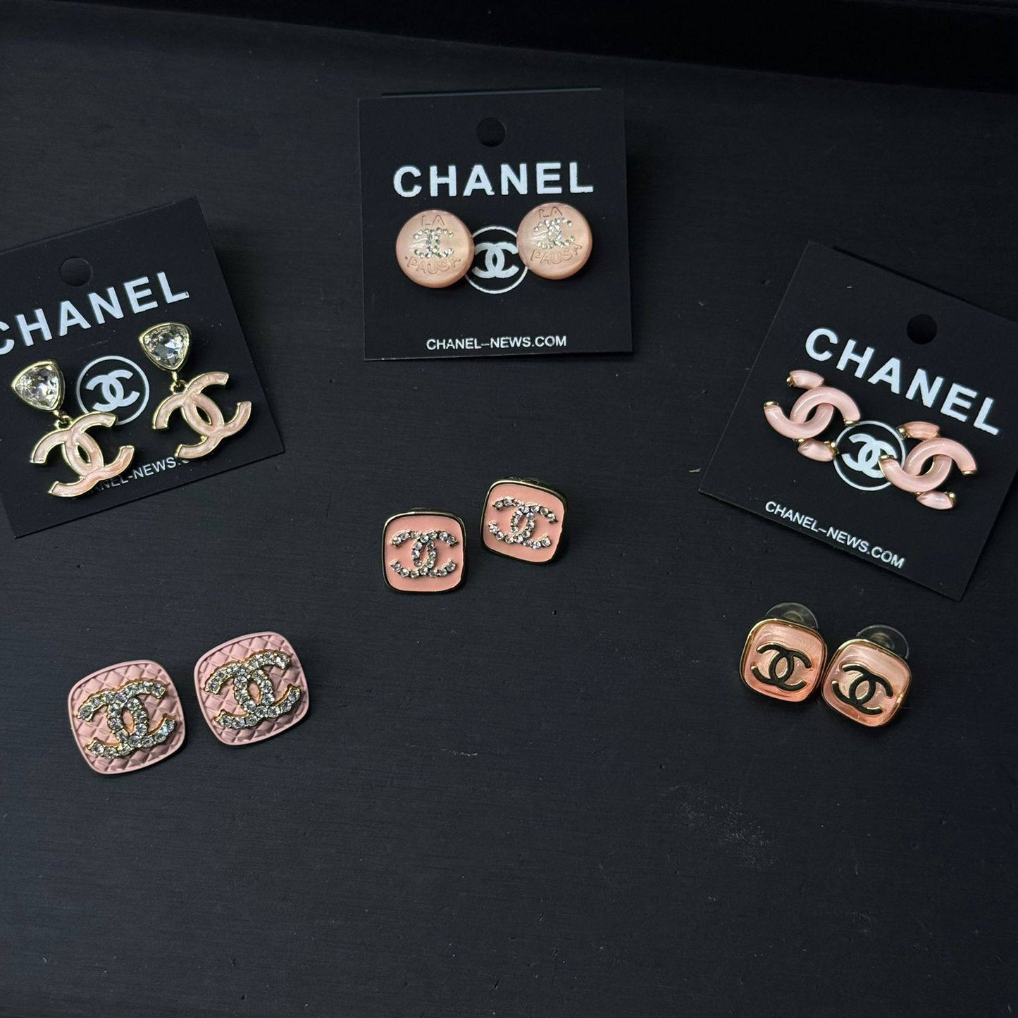 *Earring ❤️‍🔥*
good quality 💯
With black boxes 🗃️ 
20 dhs🗽
With normal boxes 📦 
And paper bag 🛍️
30 dhs🗽

Zain216
♥️♥️♥️