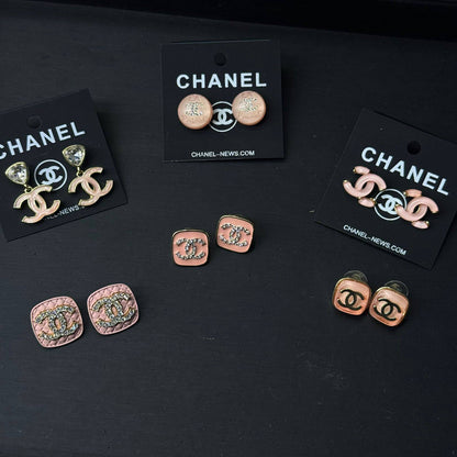 *Earring ❤️‍🔥*
good quality 💯
With black boxes 🗃️ 
20 dhs🗽
With normal boxes 📦 
And paper bag 🛍️
30 dhs🗽

Zain216
♥️♥️♥️