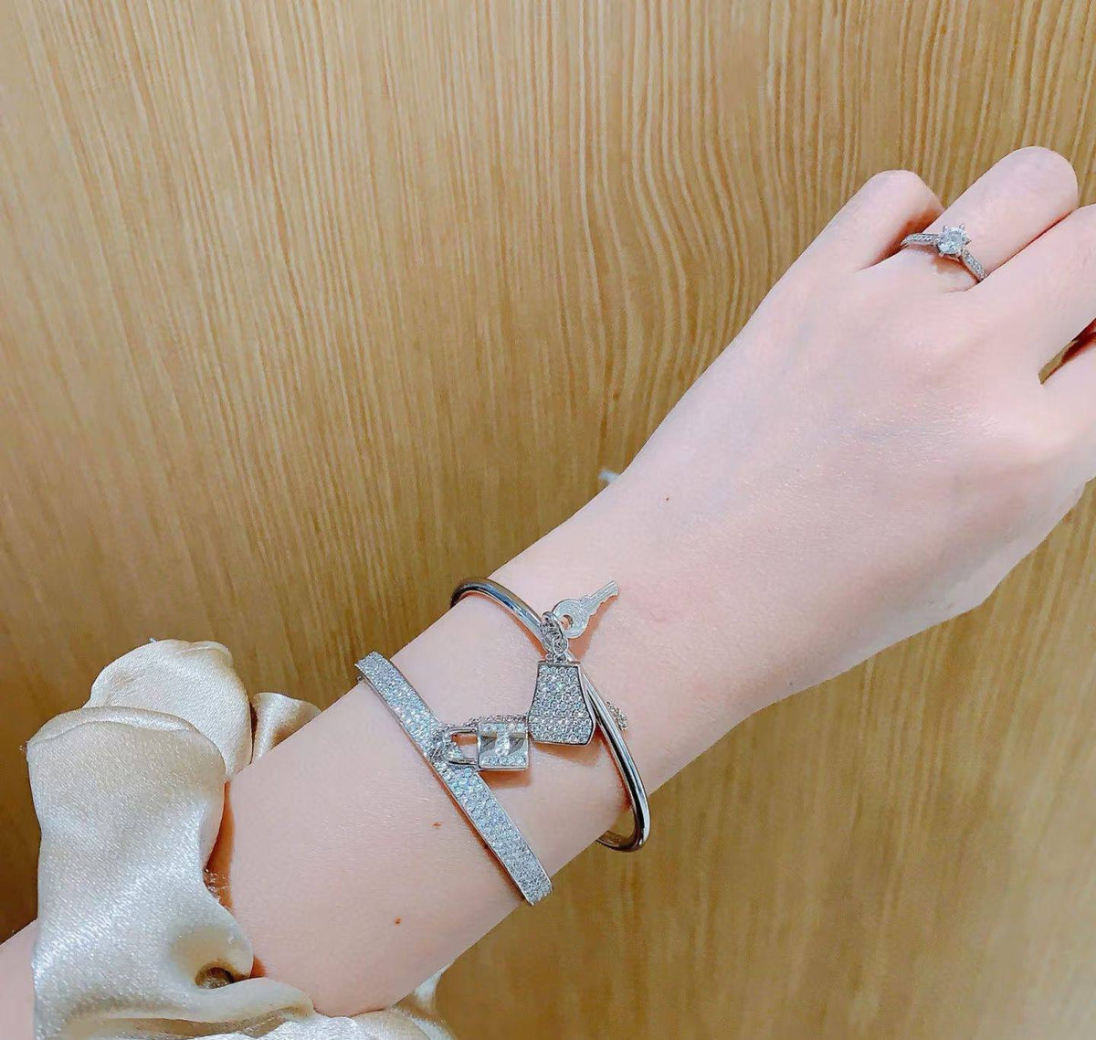 HERMES
Bangles 
Free size 🍃
Master
With normal box 🎁
100 dhs🇦🇪🇦🇪


With master box 🎁
110 dhs🇦🇪🇦🇪

Zain263
♥️♥️♥️